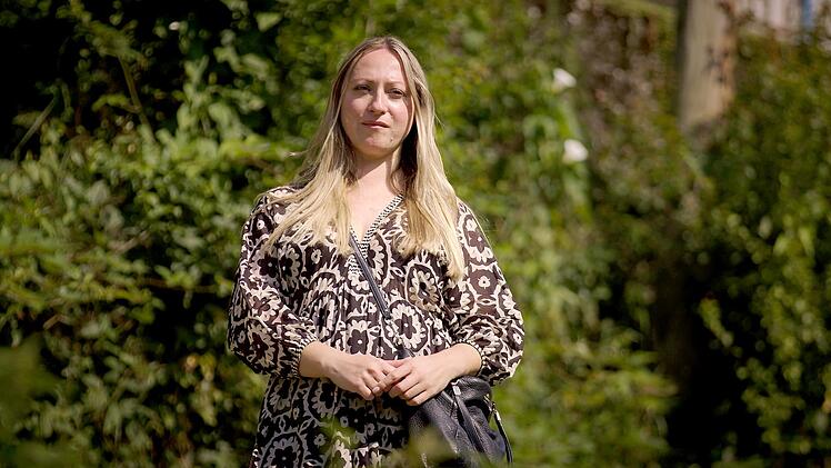 Zwei Filme in einem: "Das Srebrenica Tape" wechselt zwischen alten Dokumentaraufnahmen von Alisas Vater aus dem Srebrenica der Jahre 1992 bis 95 und der Spurensucher seiner Tochter - 30 Jahre später. Was ist aus den Menschen geworden, die auf den alten Aufnahmen zu sehen sind?