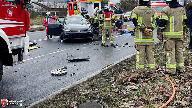 Schwerer Unfall in Bamberg: Autofahrer eingeklemmt - stundenlange Sperrung