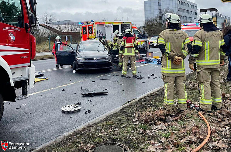 Schwerer Unfall in Bamberg: Autofahrer eingeklemmt - stundenlange Sperrung