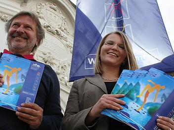 Die Geschäftstellenleiter Richard Arndt-Landbeck und Cornelia Rauh mit den neuen Programmheften.  Foto: lrd
