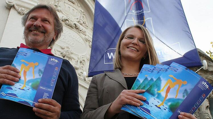 Die Geschäftstellenleiter Richard Arndt-Landbeck und Cornelia Rauh mit den neuen Programmheften.  Foto: lrd