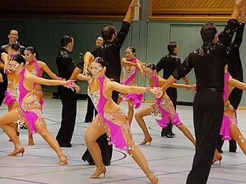Sieben Monate hartes Training liegen hinter den Lateintänzern des TV Ketschendorf, die um den Klassenerhalt in der Regionalliga Süd kämpfen. Fotos: Gabi Arnold