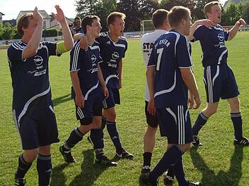 Johannes Fischer, Jens Heidenreich, Josef Weiß, Torwart Jens Kappel (verdeckt mit weißem Shirt), Christian Ammon und Matthias Zürl feiern den 3:1-Sieg des TV Ebern in Ebensfeld und damit den Klassenerhalt.