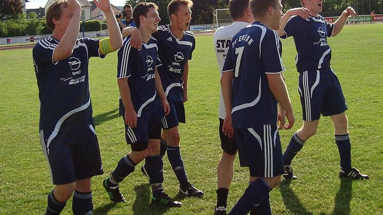 Johannes Fischer, Jens Heidenreich, Josef Weiß, Torwart Jens Kappel (verdeckt mit weißem Shirt), Christian Ammon und Matthias Zürl feiern den 3:1-Sieg des TV Ebern in Ebensfeld und damit den Klassenerhalt.