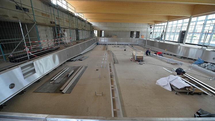 Interessanter Kontrast: Holzbinder an der Decke, Edelstahl darunter.Foto: Ronald Rinklef