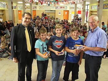 Bürgermeister Roland Wolfrum (links) überreichte den drei Schulgärtnern aus Rugendorf, (von links) Maximilian Zeitler, Tobias Rösch und Alexander Hildner, gemeinsam mit Schulleiter Michael Pfitzner einen Anerkennungspreis. Foto: Sonja Adam