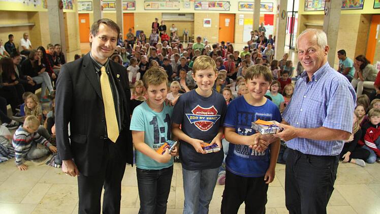 Bürgermeister Roland Wolfrum (links) überreichte den drei Schulgärtnern aus Rugendorf, (von links) Maximilian Zeitler, Tobias Rösch und Alexander Hildner, gemeinsam mit Schulleiter Michael Pfitzner einen Anerkennungspreis. Foto: Sonja Adam