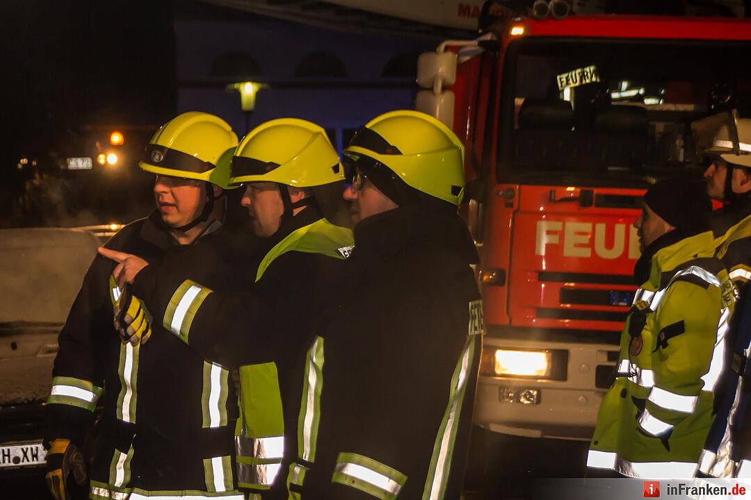 Rauchwolke über Baiersdorfer Wohngebiet - Dachstuhl einer Dreifachgarage in Brand