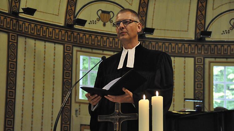 Auch das ist Sommertime: Pfarrer Steffen Lübke setzte mit einem sinnlichen Gottesdienst einen besonderen Akzent für den Familientag.