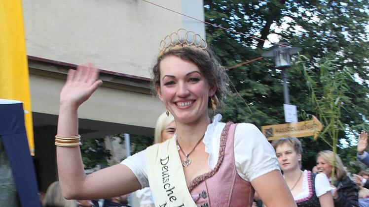 Fröhlich winkend: Korbstadtkönigin Maria I. Popp