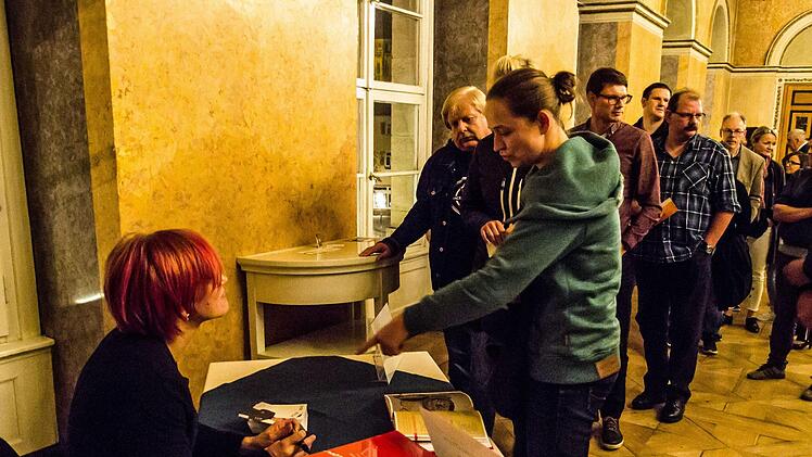 Impressionen vom Benefizabend mit Kati Wilhelm im Coburger Landestheater: großer Andrang am SigniertischFoto: Jochen Berger