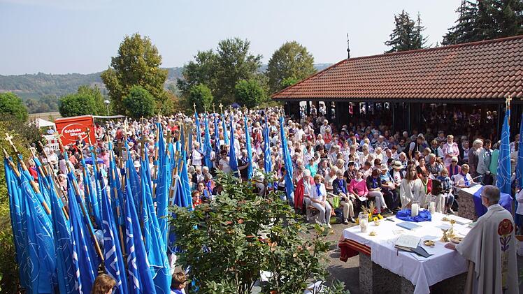 Viel Unterstützung hatte die Kirchengemeinde Limbach im September, als die Diözesanwallfahrt des Katholischen Frauenbundes 1400 Frauen nach Maria Limbach führte.Sabine Weinbeer