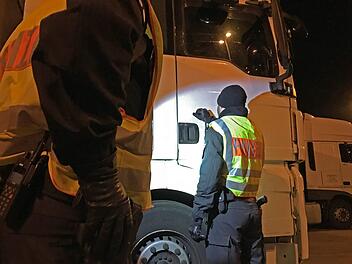Oberfränkische Polizeibeamte  kontrollierten am Sonntagabend 320 Lastwagenfahrer. Polizeipräsidium Oberfranken