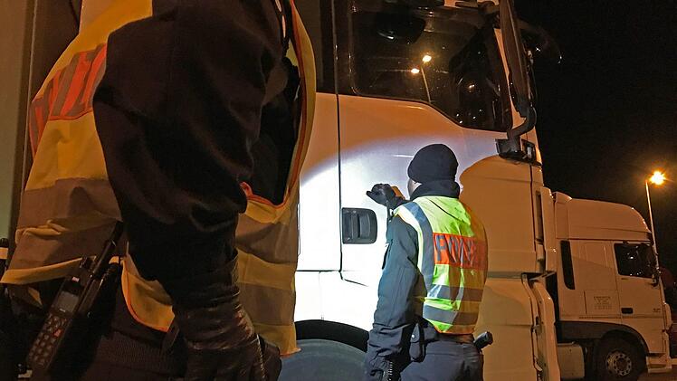 Oberfränkische Polizeibeamte  kontrollierten am Sonntagabend 320 Lastwagenfahrer. Polizeipräsidium Oberfranken