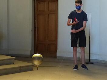 Fabian Schramm vor seinem Foucaultschem Pendel in der St.Johanniskirche in Forchheim.  Foto: Pauline Lindner