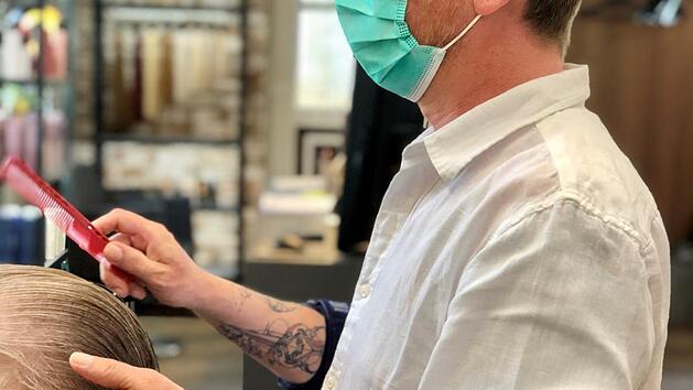 Da durften Friseure noch ganz legal agieren: Frank Walther in seinem Salon.Foto: privat