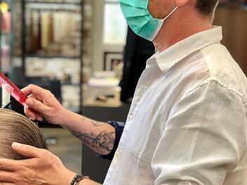 Da durften Friseure noch ganz legal agieren: Frank Walther in seinem Salon.Foto: privat