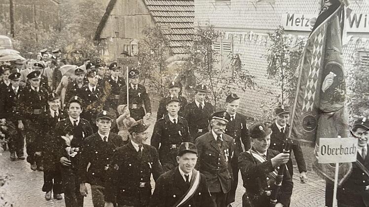 Die Freiwillige Feuerwehr Oberbach wird 150 Jahre alt. Die historische Aufnahme aus den 1950er Jahren zeigt die Wehr bei einem Festzug in Wildflecken.