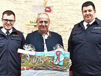 Christian Zapf (re.) und Michael Oppel (li.) dankten Altb&uuml;rgermeister Robert H&uuml;mmer f&uuml;r all das, was er in seiner Amtszeit f&uuml;r die Feuerwehren geleistet hat.