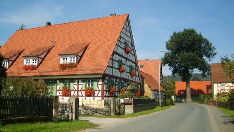 Erstmals urkundlich erw&auml;hnt wurde der Ort Hetzles im Jahr 1109.