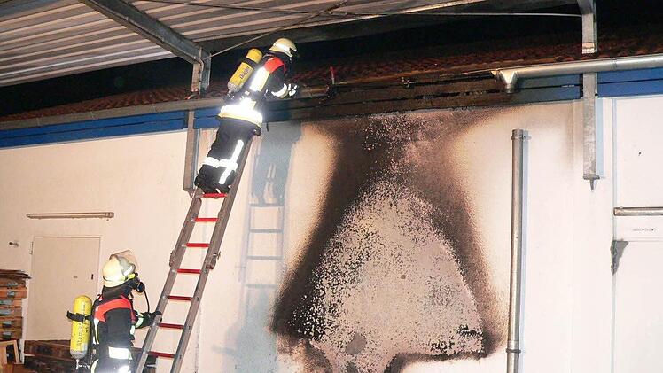 Der Brand in einem Altpapiercontainer auf dem Firmengelände in der Albert-Ruckdeschel-Straße zog auch das Gebäude in Mitleidenschaft. Fotos: Feuerwehr/Katrin Geyer