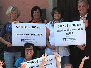 Freuten sich über die Spende für die Kinder: Sibylle Grüneberg, Elisabeth Ollmann, Karin Wiesler und Johannes Eberlein (von links) sowie Renate Kröckel (vorne). Foto: Raiffeisenbank