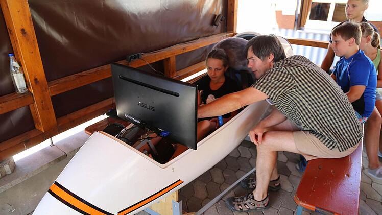 Katharina aus Kirchehrenbach übt am Flugsimulator. Foto: Franz Galster