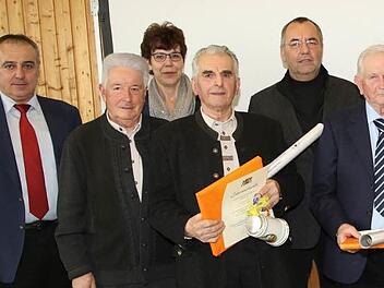 Feldgeschworene aus dem Landkreis Lichtenfels erhielten eine staatliche Urkunde für 40- und 50-jährige Tätigkeit als Feldgeschworene. Geehrte vorn mit Urkunde Horst Eckard, Johann Schneider und Helmut Kranich (v. l.)  Foto: MichaelStelzner