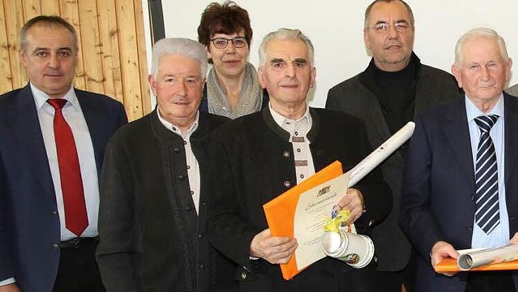Feldgeschworene aus dem Landkreis Lichtenfels erhielten eine staatliche Urkunde für 40- und 50-jährige Tätigkeit als Feldgeschworene. Geehrte vorn mit Urkunde Horst Eckard, Johann Schneider und Helmut Kranich (v. l.)  Foto: MichaelStelzner