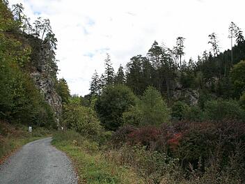 Zwei Felsen hinter dem Waffenhammer zeugen von der einstigen Burg Wildenstein im Steinachtal. Foto: Klaus Klaschka
