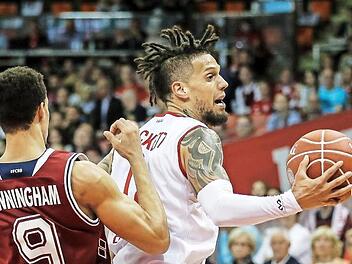 Daniel Hackett (mit Ball) war der einzige Bamberger, der willens war, den Bayern Paroli zu bieten. Hier duelliert er sich mit dem Münchner Star Jared Cunningham. Fotos: Daniel Löb