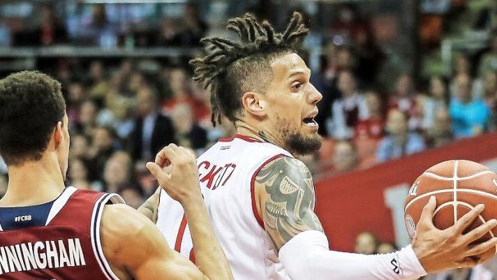 Daniel Hackett (mit Ball) war der einzige Bamberger, der willens war, den Bayern Paroli zu bieten. Hier duelliert er sich mit dem Münchner Star Jared Cunningham. Fotos: Daniel Löb