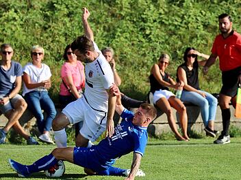 Auf einen harten Kampf muss sich Fuchsstadts Steffen Schmidt (weißes Trikot) auch gegen Memmelsdorf einstellen. Foto: Sebastian Schmitt
