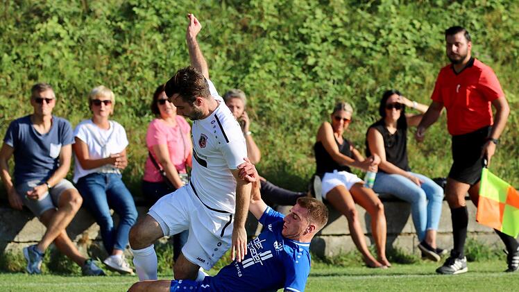 Auf einen harten Kampf muss sich Fuchsstadts Steffen Schmidt (weißes Trikot) auch gegen Memmelsdorf einstellen. Foto: Sebastian Schmitt