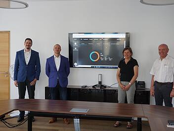 Die Softwareentwickler der Firma Tree-IT aus Waldberg, Sebastian Söder und Patrick Kiesel, haben für den Landkreis Rhön-Grabfeld völlig unentgeltlich eine Verwaltungssoftware entwickelt. Diese vereinfacht die Erfassung von Covid-19 -Fällen und die dazugehörigen Dokumentationen. Das Bild zeigt außerdem Dr. Anne-Rose Denzel vom Gesundheitsamt und Landrat Thomas Habermann.  Foto: Marion Eckert