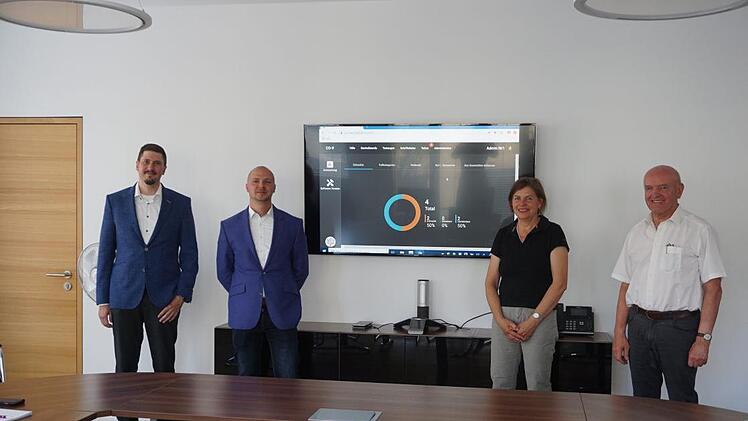 Die Softwareentwickler der Firma Tree-IT aus Waldberg, Sebastian Söder und Patrick Kiesel, haben für den Landkreis Rhön-Grabfeld völlig unentgeltlich eine Verwaltungssoftware entwickelt. Diese vereinfacht die Erfassung von Covid-19 -Fällen und die dazugehörigen Dokumentationen. Das Bild zeigt außerdem Dr. Anne-Rose Denzel vom Gesundheitsamt und Landrat Thomas Habermann.  Foto: Marion Eckert