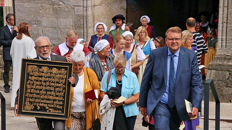 Die Gelöbnistafel trugen Mitglieder des Stadtrates (hier Leo Pfennig, Freie Wähler) bei der Schweden Prozession mit.