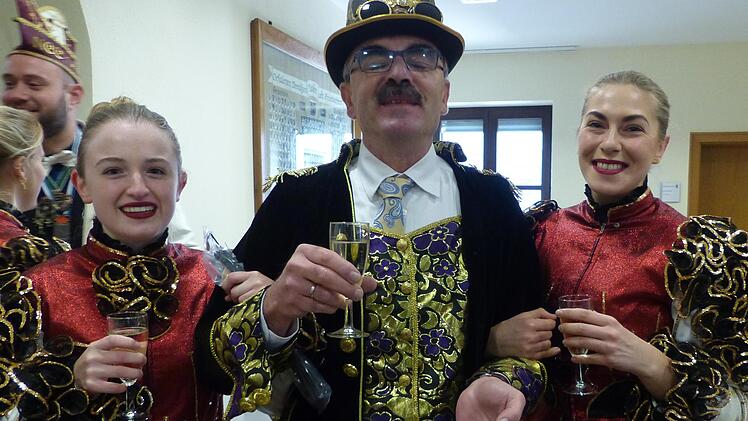 Mit dem Inhalt der Nüdlinger "Schatzkiste" kaufte sich Harald Hofmann wieder frei, die Narren musste er mit Speis' und Trank versorgen.