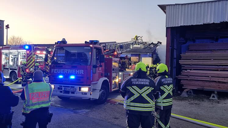 Schreinerei-Lager brennt lichterloh