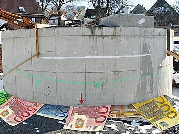 Noch steht er, der Löschwasserbehälter vor dem Wernsteiner Schloss. Der Gemeinderat hat beschlossen, dasss der Betonklotz abgerissen wird. Foto: Jürgen Gärtner