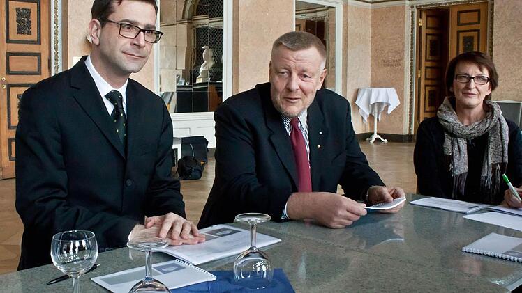 Intendant Bodo Busse (links) im Gespräch mit Oberbürgermeister Norbert Kastner. Rechts: Andrea Kremper, Leiterin der Öffentlichkeitsarbeit am Landestheater.