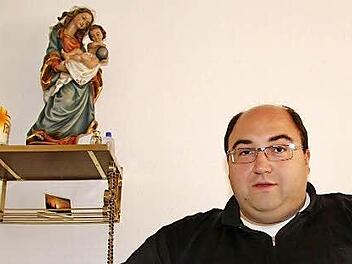 Alexander Brehm, neuer Kaplan der St. Hedwig-Gemeinde, hat von Freunden zu seiner Weihe eine Marienstatue geschenkt bekommen, die er mit ins Pfarrhaus gebracht hat. Foto: Sonja Adam