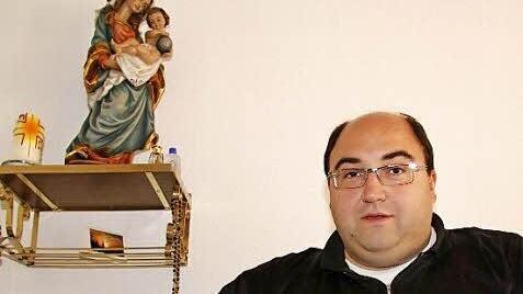 Alexander Brehm, neuer Kaplan der St. Hedwig-Gemeinde, hat von Freunden zu seiner Weihe eine Marienstatue geschenkt bekommen, die er mit ins Pfarrhaus gebracht hat. Foto: Sonja Adam