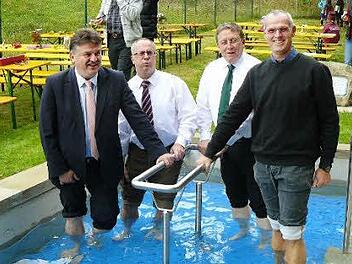 Während Landrat Klaus Peter Söllner (links) und Pfarrer Hermann Thamm (rechts) unbeeindruckt sind, scheint das Quellwasser im Kneippbecken für Bürgermeister Stephan Heckel und den Kulmbacher OB Henry Schramm doch ein bisschen kalt zu sein. Fotos: Klaus-Peter Wulf