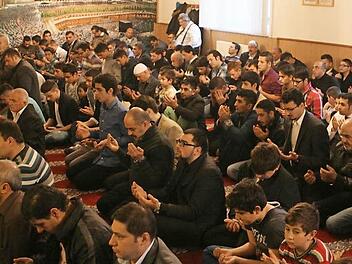 Im Gebetsraum der Moschee: Die Gemeindemitglieder lauschen beim Gebet zum Opferfest dem Iman. Fotos: Thomas Heuchling