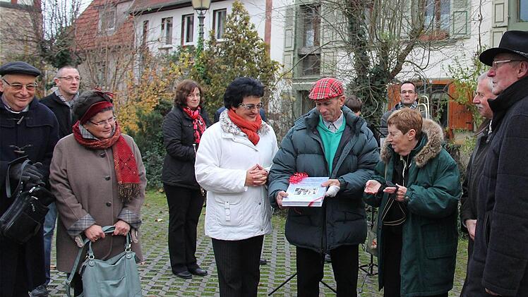 Michael und Cornelia Mence (links) beim Einweihungstermin "Hirschenberger" in Westheim.
