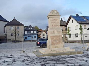 Der neu gestaltete Marktplatz mit dem sanierten Kriegerdenkmal (im Vordergrund), wird am 6. Dezember, vor Eröffnung des Weihnachtsmarktes, eingeweiht. Es sind noch Marktstandplätze frei, die kostenlos genutzt werden können.  Foto: Karl-Heinz Hofmann