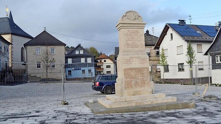 Der neu gestaltete Marktplatz mit dem sanierten Kriegerdenkmal (im Vordergrund), wird am 6. Dezember, vor Eröffnung des Weihnachtsmarktes, eingeweiht. Es sind noch Marktstandplätze frei, die kostenlos genutzt werden können.  Foto: Karl-Heinz Hofmann