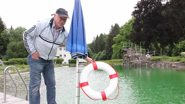 Heinrich Grebner und weitere Helfer sorgen dafür, dass das Naturbad Rothenkirchen tipptopp in Ordnung ist. Am kommenden Samstag ist Start für die Badesaison.  Fotos: Friedwald Schedel