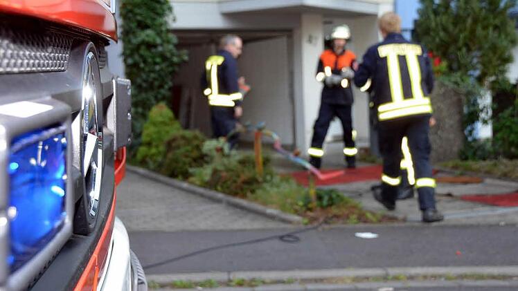 Ein Wasserschaden in einem Wohnhaus in Garitz löste am Freitag einen größeren Feuerwehreinsatz.  Foto: Peter Rauch